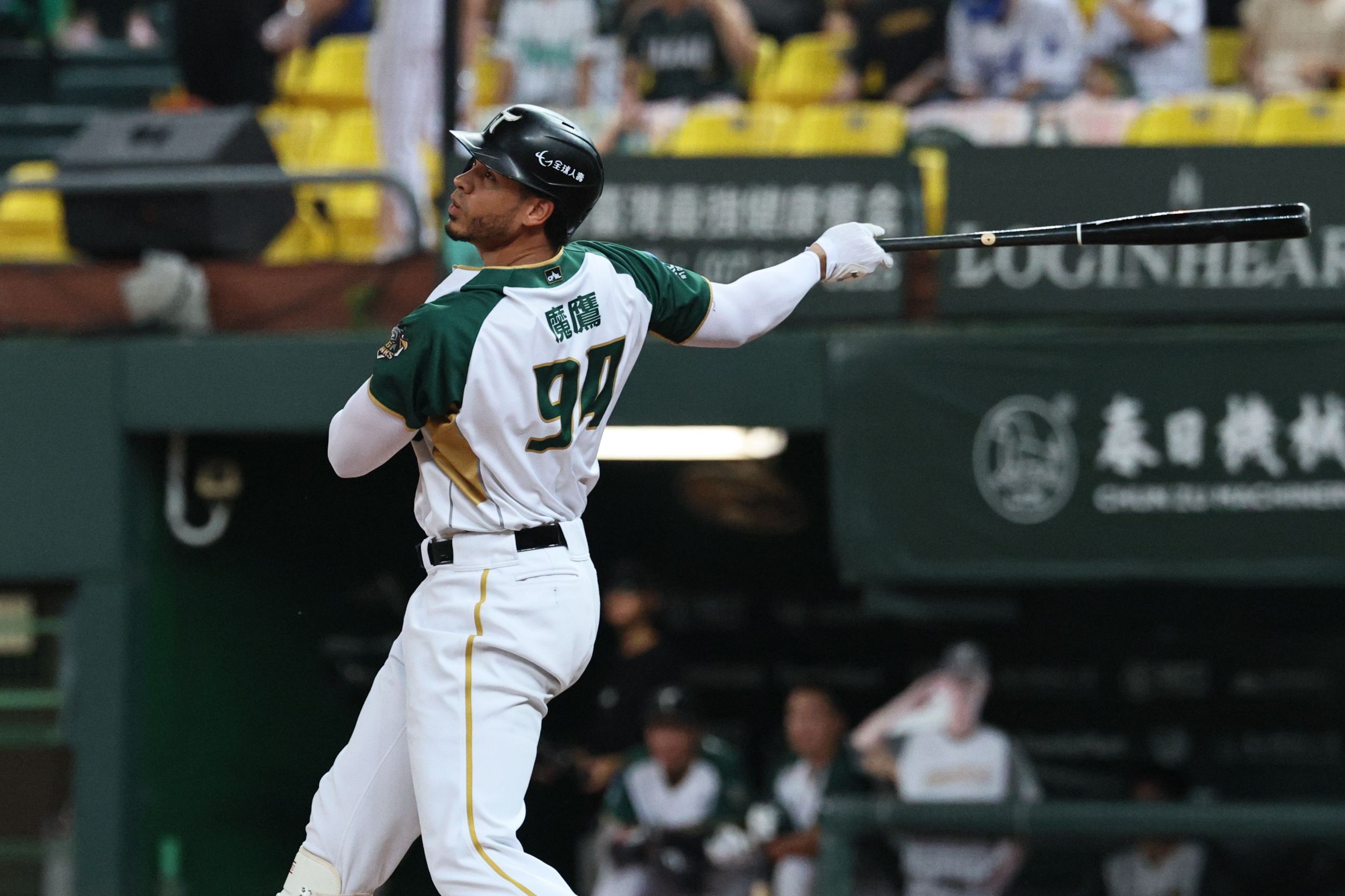 Read more about the article 本季第20支全壘打 魔鷹達陣中職生涯50轟