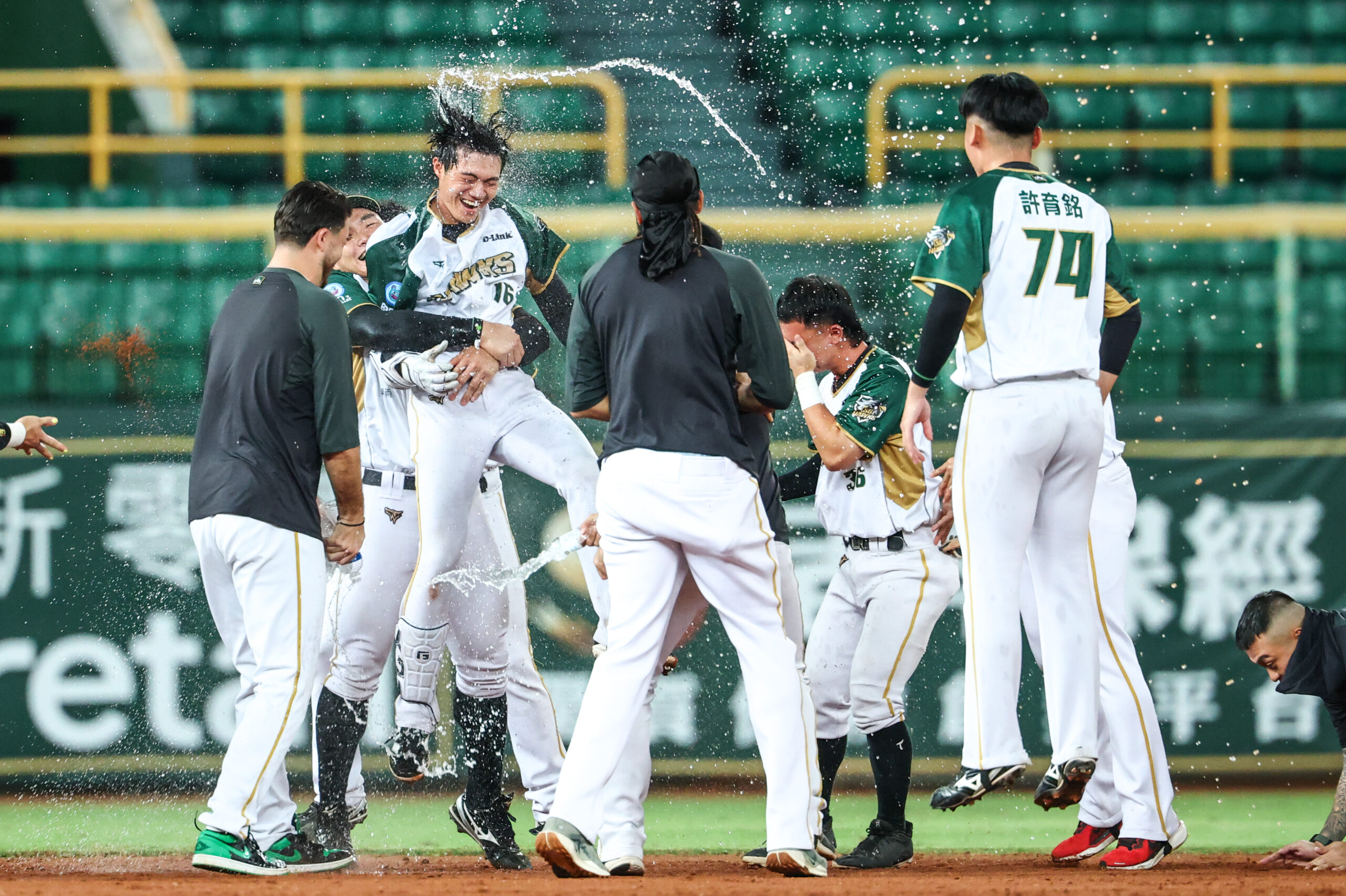 Read more about the article 林家鋐生涯首支再見安打 台鋼雄鷹3：2氣走中信兄弟