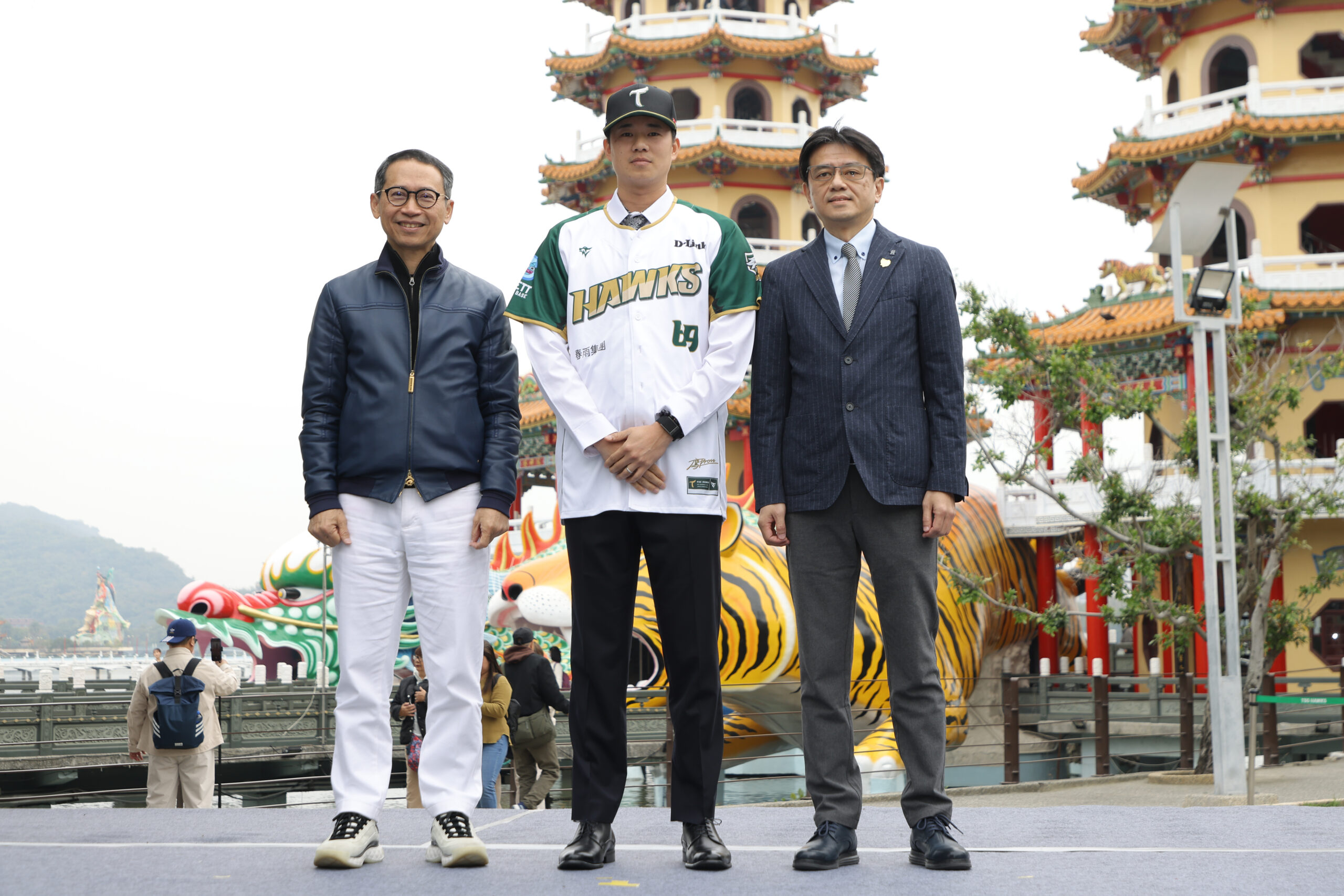 Read more about the article 龍虎塔前舉辦黃子鵬加盟儀式 台鋼雄鷹如虎添翼