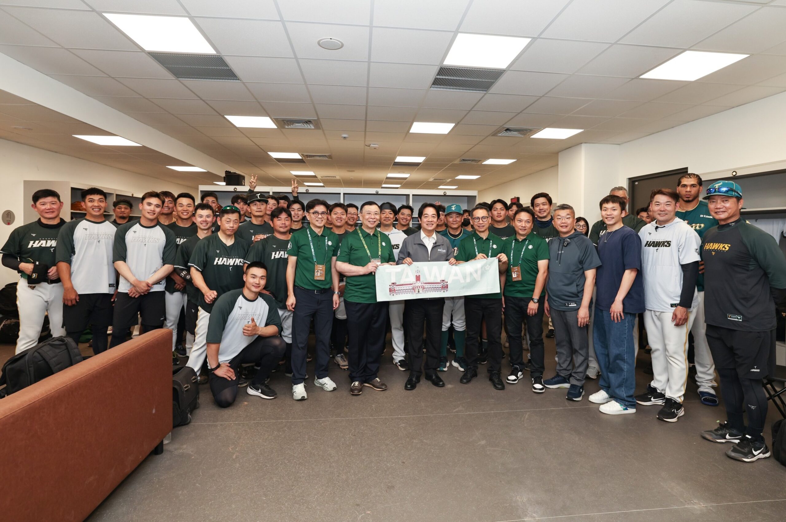 Read more about the article 亞太主球場歷史性首戰 賴清德總統現身台鋼雄鷹休息室